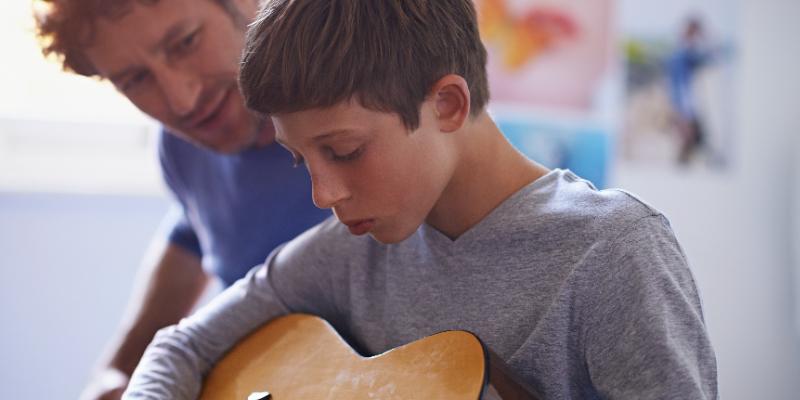 Razones para ayudar a niños con la música