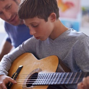 Razones para ayudar a niños con la música